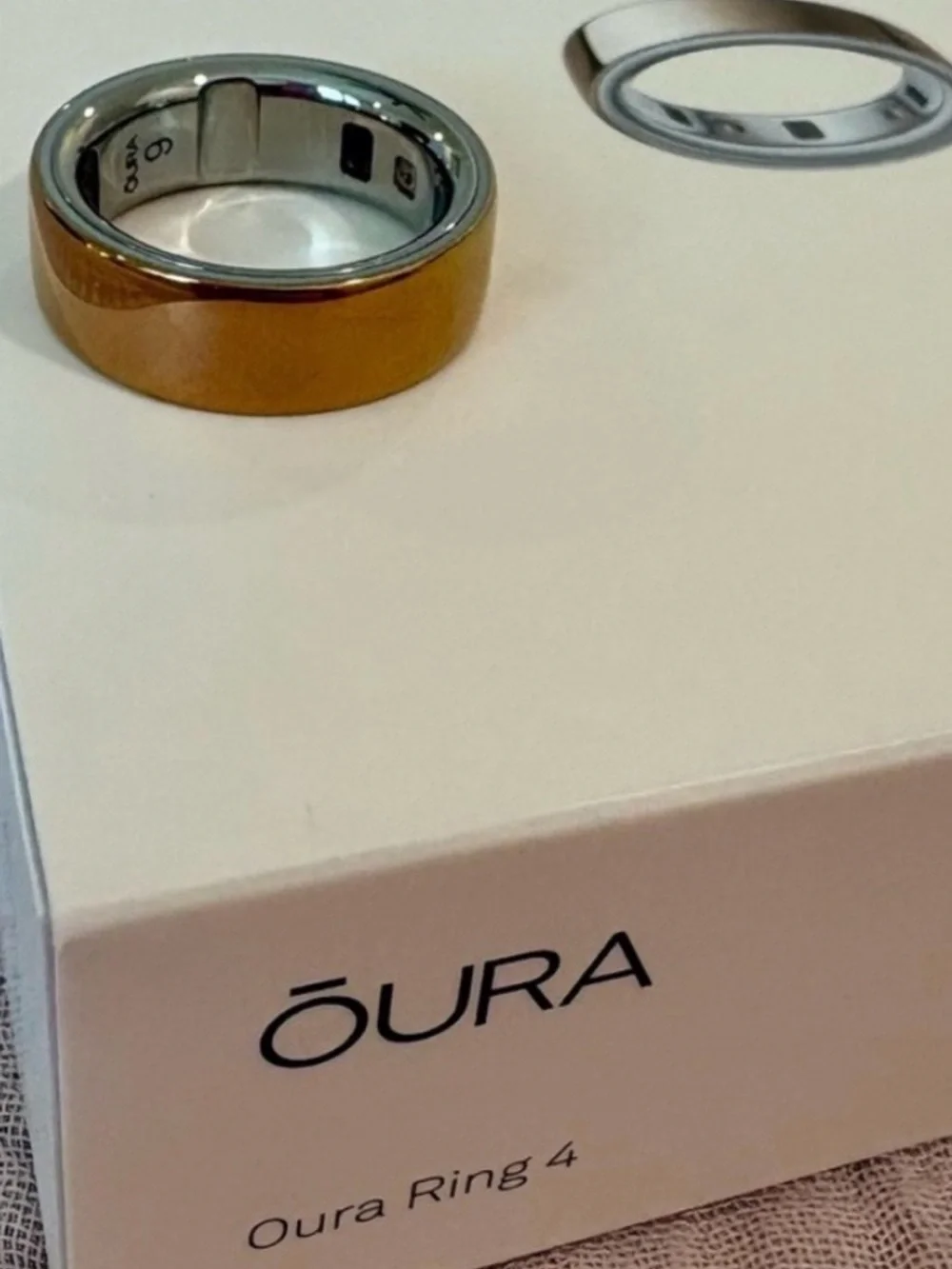 Oura Ring 4 in Gold Finish - excellent condition